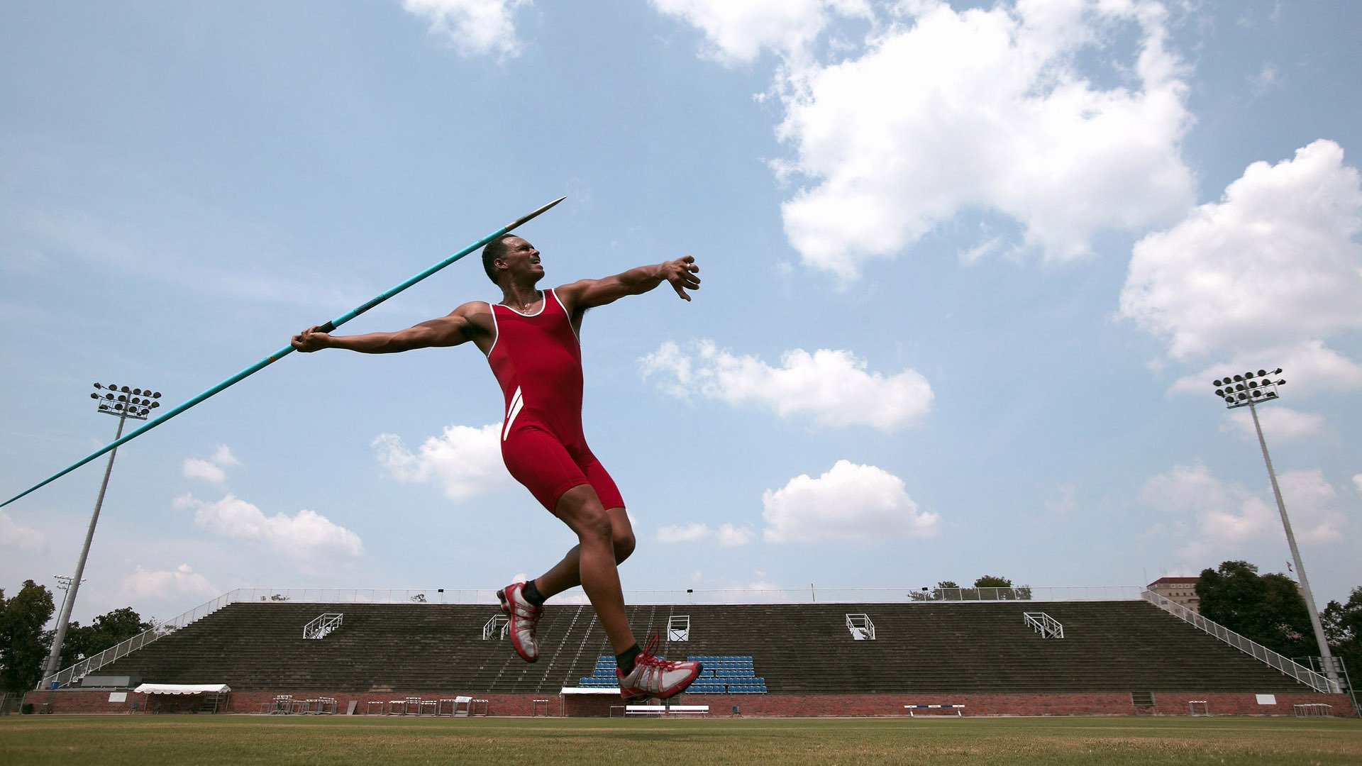 绿茵与乒乓，当英格兰的铁骑碾过德意志，梁靖崑在另一个战场点亮东方之光